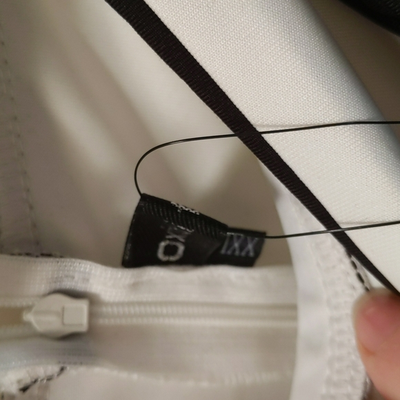 White 3/4 sleeve dress, with black trim & bow detail - Picture 8 of 8